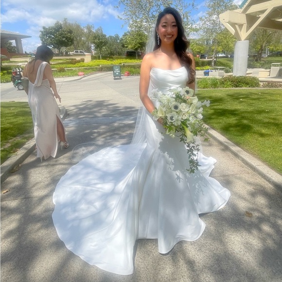 Mermaid style wedding dress in ivory. Size 4. Original price: $3000 - Picture 2 of 7
